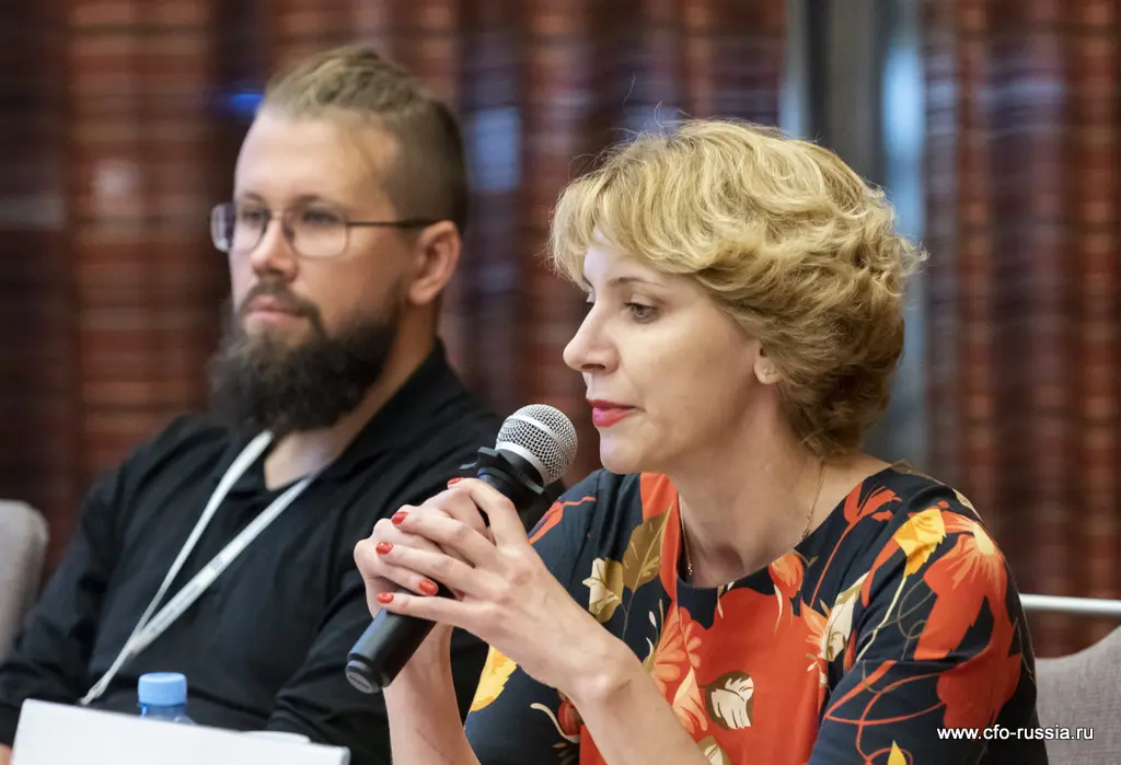 Михаил Барабаш, руководитель направления CRM и программы лояльности, JEANS SYMPHONY, Ольга Владимирова, финансовый директор, ETAM Russia barabash vladimirova.JPG